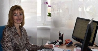 Hildegard Briksi am Arbeitsplatz